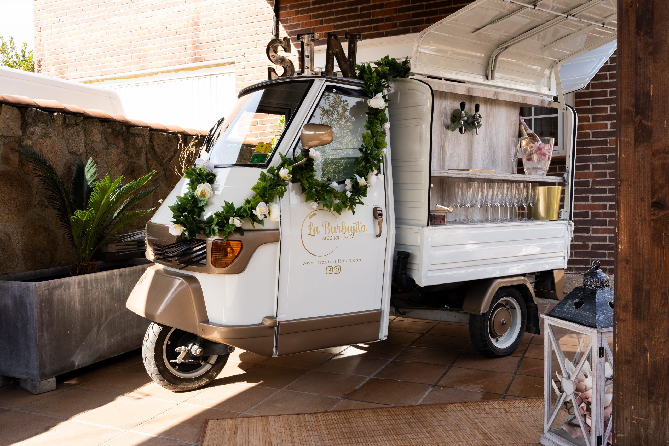 Piaggio convertido en barra de bebidas sin alcohol